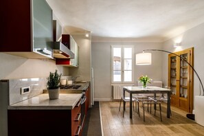 Réfrigérateur, four, plaque de cuisson, lave-vaisselle