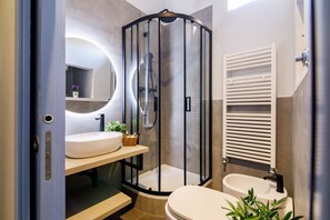 Shower, hair dryer, bidet, towels - GuestHost - Alley in Santa Caterina (Siena)