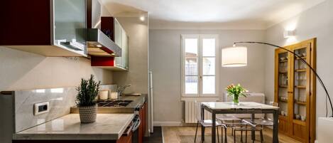 Een oven, een kookplaat, een vaatwasser, een ijsmachine