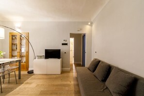 TV - GuestHost - Alley in Santa Caterina (Siena)
