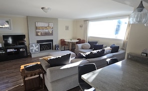 Smart-TV, Kamin, Bücher