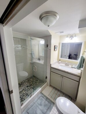 Dusche, Haartrockner, Handtücher, Toilettenpapier