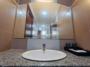 Dusche, Regendusche, kostenlose Toilettenartikel, Haartrockner