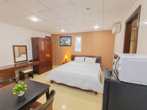 全景开间 | 迷你吧、办公桌、免费 WiFi、床单