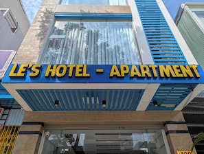 Front of property - LE'S HOTEL & APARTMENT (Da Nang)