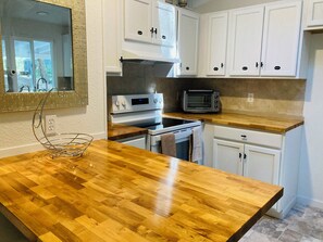 Fridge, microwave, oven, stovetop - Dafna, Unit 5 - Cozy and stylish 3-bedroom house in quiet nature setting (Cromberg)