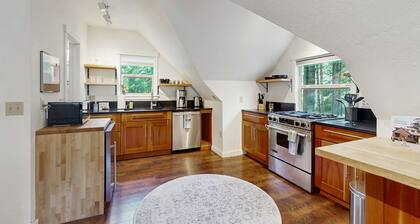 Peaceful Bainbridge Island Studio on Horse Farm with Trail Access