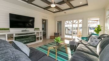 Télévision, cheminée, lecteur de DVD, table de tennis de table