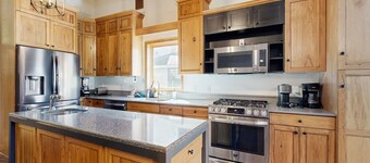 Ski Lodge , Panoramic Views, Four Season Retreat