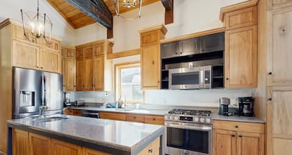 Ski Lodge , Panoramic Views, Four Season Retreat