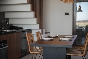 Refrigerador, microondas, cafetera y tetera y utensilios de cocina 