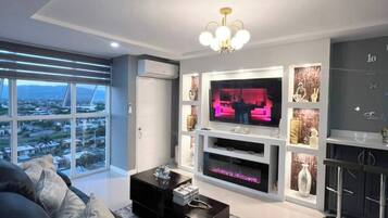 Smart TV, fireplace
