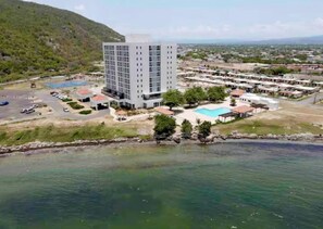 Exterior - “Seas the Day.”Cozy Beachfront escape in Portmore. (Portmore)