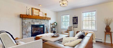 Televisión, chimenea, tenis de mesa y libros