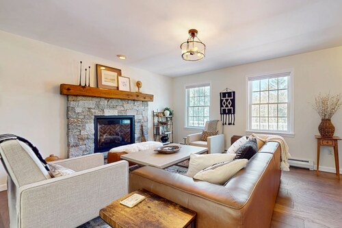 Delightful house w/ hot tub, wrap-around deck, ping-pong-pool table, fireplaces