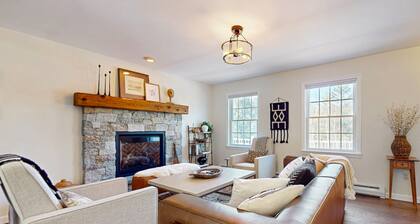 Delightful house w/ hot tub, wrap-around deck, ping-pong-pool table, fireplaces