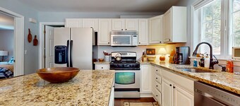 Delightful house w/ hot tub, wrap-around deck, ping-pong-pool table, fireplaces