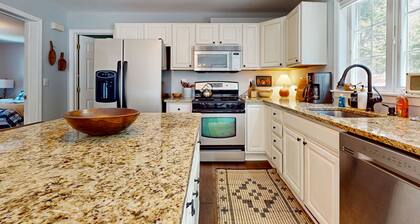 Delightful house w/ hot tub, wrap-around deck, ping-pong-pool table, fireplaces