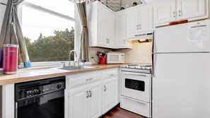 Fridge, microwave, oven, stovetop - Opera House Loft 22- Downtown loft (Bethel)