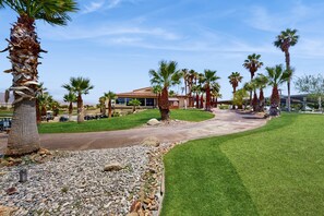 Property grounds - Stunning Terra Lago Home w/Pvt. Grill, Pool & Spa+Next to Terra Lago Golf Course (Indio)