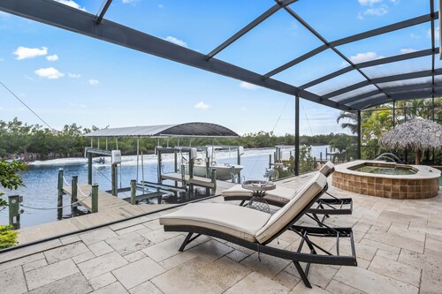 Luxury Oasis w/ Heated Pool, Theater Room & Dock, plus , Huge Spa!