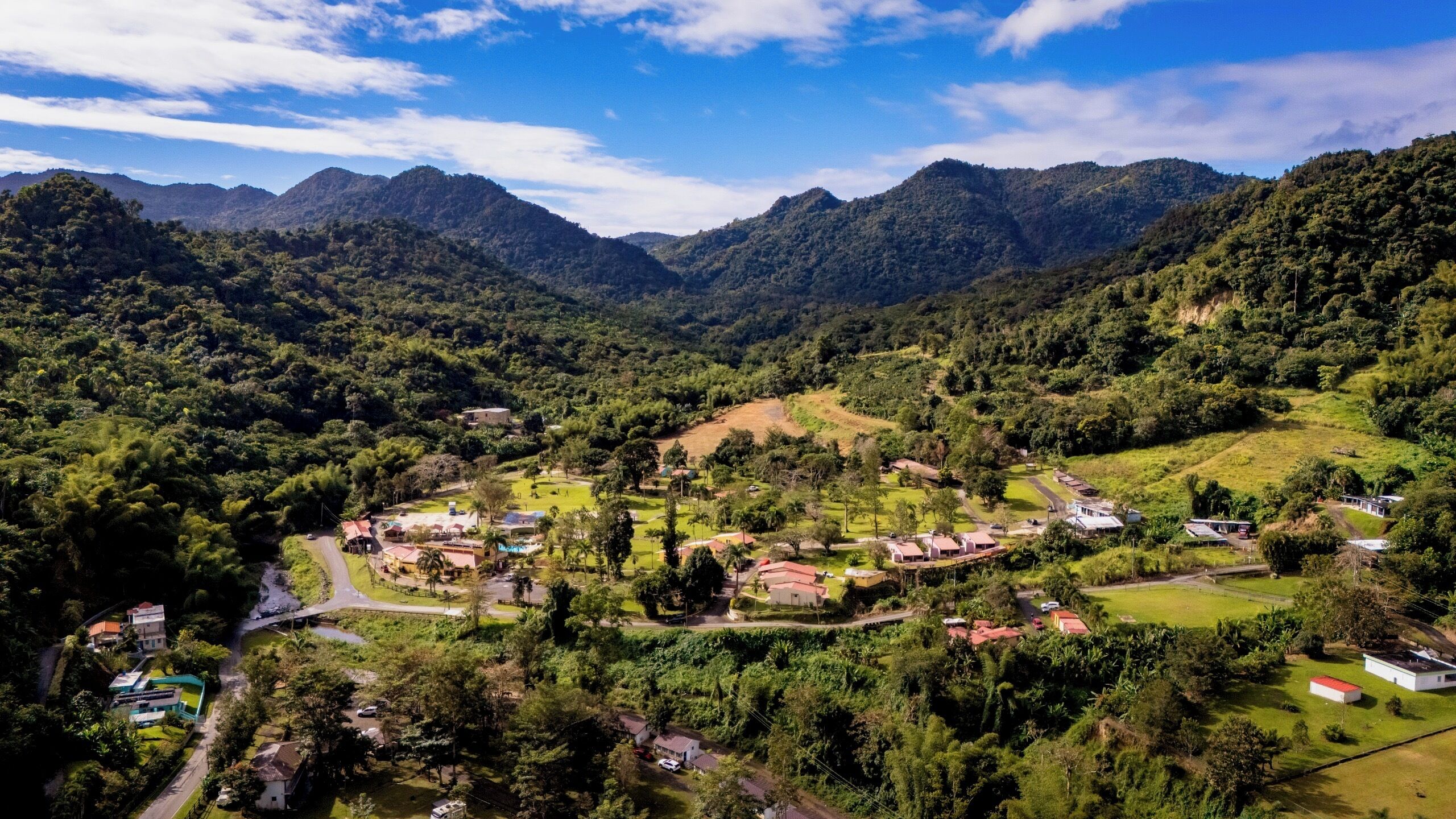 Un paisaje montañoso con un pueblo ubicado en medio de un verde exuberante.