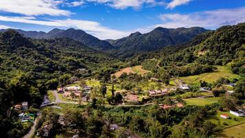 Un paisaje montañoso con un pueblo ubicado en medio de un verde exuberante.