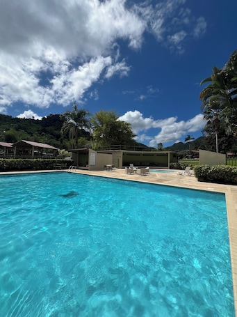 Una piscina al aire libre