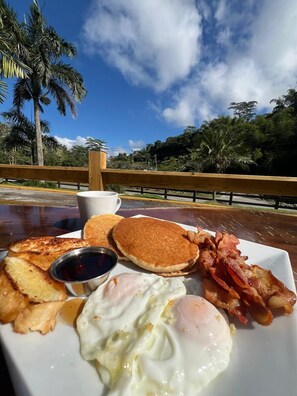 Desayuno típico de la región gratuito y diario