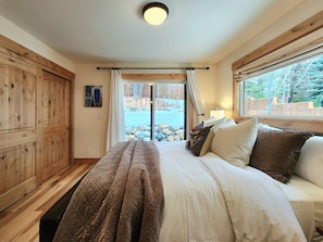 3 habitaciones, tabla de planchar con plancha y cuna de viaje 