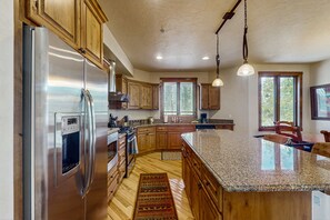 Fridge, microwave, oven, stovetop - Spacious home w/ kitchen, wifi, great views, deck & convenient location (Winter Park)