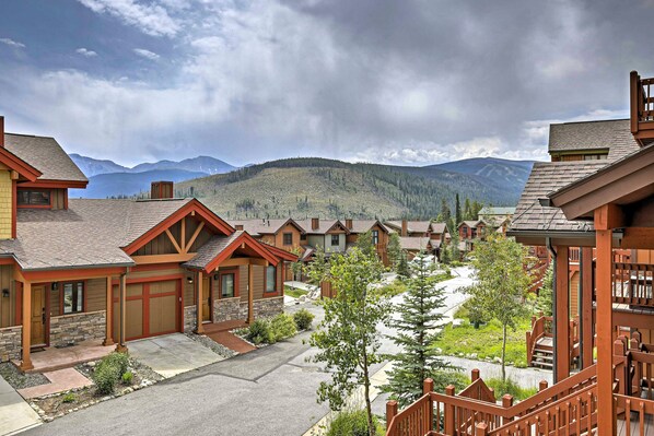 Exterior - Spacious home w/ kitchen, wifi, great views, deck & convenient location (Winter Park)