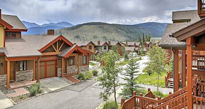 Spacious home w/ kitchen, wifi, great views, deck & convenient location