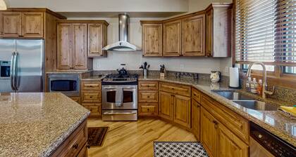 Spacious home w/ kitchen, wifi, great views, deck & convenient location