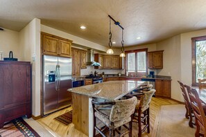 Fridge, microwave, oven, stovetop - Spacious home w/ kitchen, wifi, great views, deck & convenient location (Winter Park)