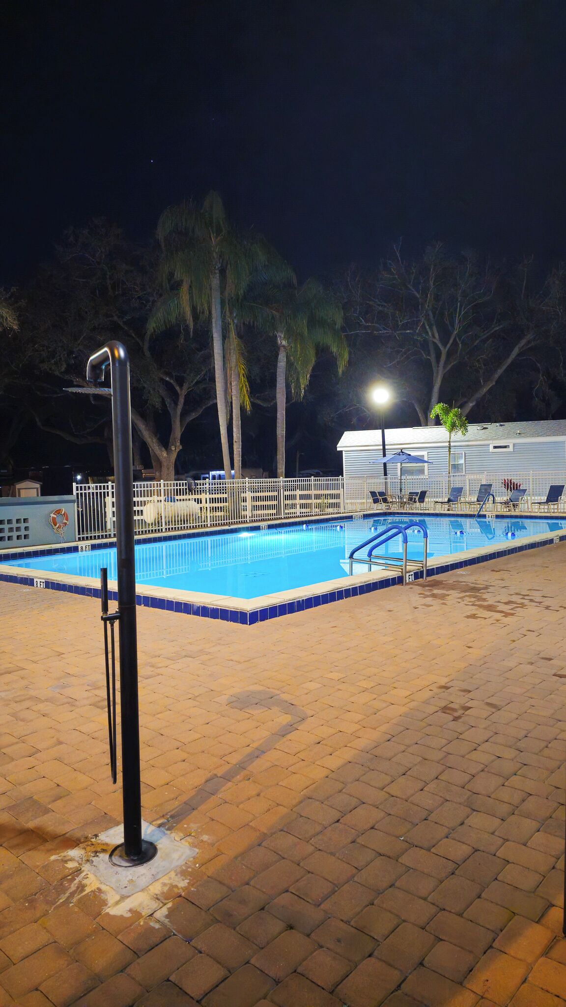 Een buitenzwembad en een verwarmd zwembad