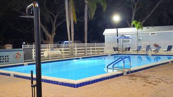 Een buitenzwembad en een verwarmd zwembad