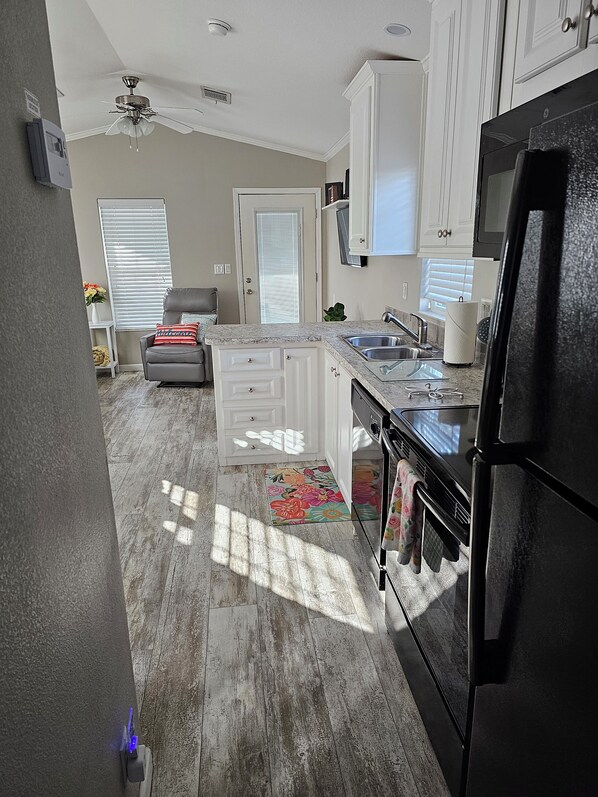 Réfrigérateur, micro-ondes, four, plaque de cuisson