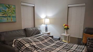 1 slaapkamer, een strijkplank/strijkijzer, reisbedje, wifi