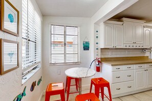 Dining - Bright, airy and centrally located with fenced yard, dog friendly, close to Gulf (Sarasota)