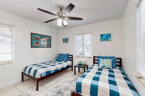 2 bedrooms, iron/ironing board, internet, bed sheets - Bright, airy and centrally located with fenced yard, dog friendly, close to Gulf (Sarasota)