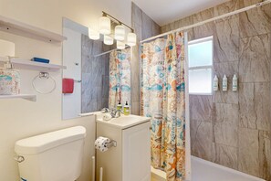 Hair dryer, towels - Bright, airy and centrally located with fenced yard, dog friendly, close to Gulf (Sarasota)