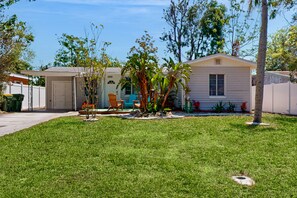 Exterior - Bright, airy and centrally located with fenced yard, dog friendly, close to Gulf (Sarasota)