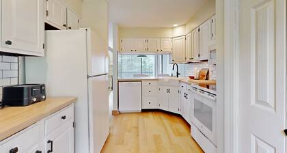 Beautiful two-level condo w/ balcony, fireplace, partial a/c, near Quechee Club