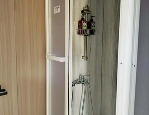 Dusche, Haartrockner, Handtücher