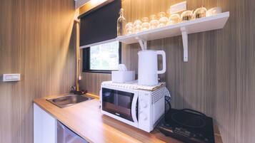 Kühlschrank, Mikrowelle, Herdplatte, Toaster