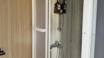 Een douche, een haardroger, handdoeken