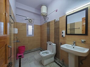 Family Room, Balcony, Valley View | Bathroom