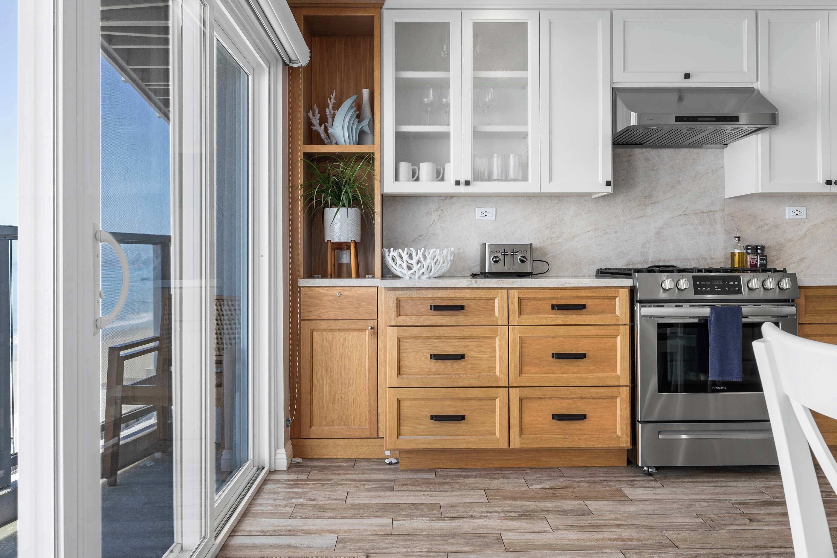 Coffee/tea maker, fridge, microwave, oven