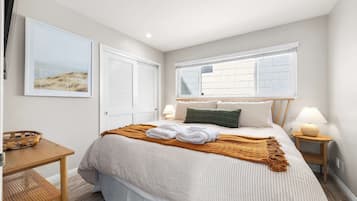 2 bedrooms, travel cot, WiFi, bed sheets